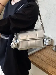Sac a bandouliere tresse argente elegant avec chaine et noeud pour femme tendance.