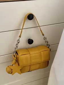 Sac bandoulière en cuir tressé jaune avec bandoulière chaîne et charm étoile mignon