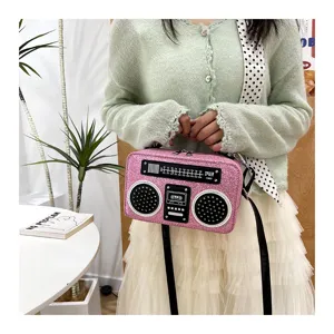 Rosa glitzernde Radio-Form Umhängetasche, süße originelle Handtasche für Damen und Mädchen.