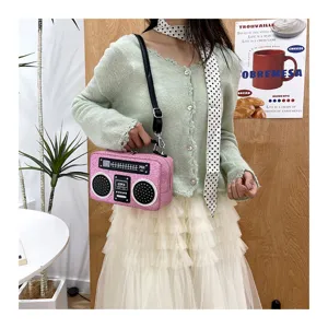 Schicke rosa Glitzer Ghettoblaster Umhängetasche mit Tragegurt und Griff für Damen.