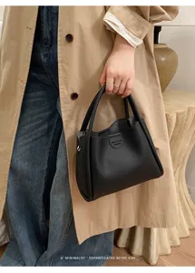 Schwarze Leder Handtasche Bucket Bag Detail, minimalistischer Retro Stil Alltagstasche.