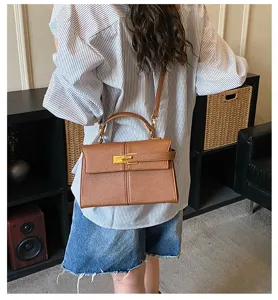 Sac à main marron classique pour femme, design élégant et minimaliste pour usage quotidien.
