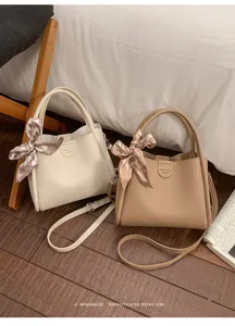 Minimalistische Retro kleine Henkeltasche mit edlem Schal, vielseitige Umhängetasche Alltag.