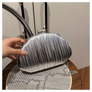 Borsa pochette da sera plissettata metallica argento con catena per donna elegante moda