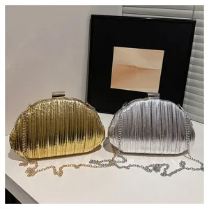 Elegante borsa da sera plissettata metallica con catena per donna festa e banchetto