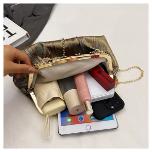 Détail de pochette de soirée à cadre métallique montrant un grand intérieur spacieux.