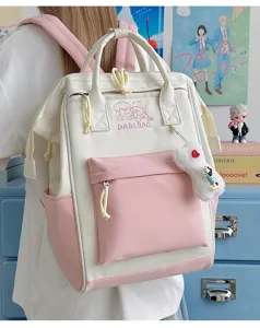 Farblock Rucksack Detailansicht, robustes Material, großes Fassungsvermögen mit süßer Stickerei.