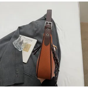 Braune Lederhalbmond-Achseltasche Detail, stilvolle modische Schulterhandtasche für Damen Alltag.