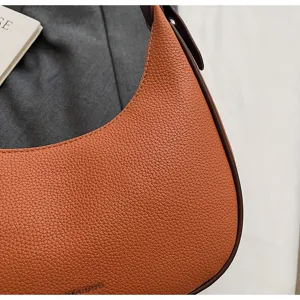 Detailaufnahme der stilvollen braunen Mondsichel-Achseltasche aus hochwertigem Leder.