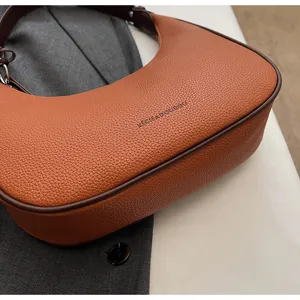 Detaillierte Ansicht der orangen Leder Halbmond Umhängetasche, stilvolle Damen Handtasche.