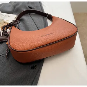 Orangene Halbmond Umhängetasche Detailansicht, stilvolle Damen PU Leder Handtasche.