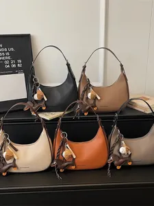 Elegante Leder Hobo Schultertasche fuer Damen, trendige Halbmond Handtasche mit Anhaenger.