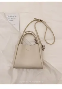 Minimalistische beige Leder Umhängetasche, schicke Henkeltasche und Beuteltasche.