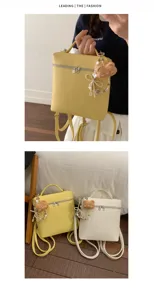 Sac à dos en cuir style coréen élégant avec charm ours mignon et chaîne de perles pour femmes.