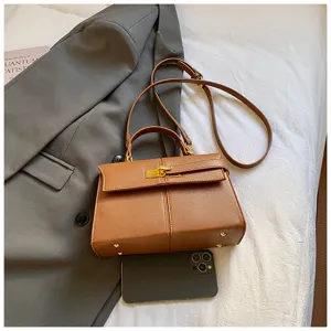 Sac à main bandoulière marron pour femme design minimaliste élégant vue détaillée