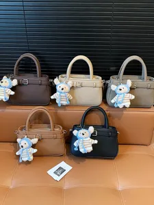 Stylish small crossbody handbag for women, retro retro shoulder bag with cute bear charm.