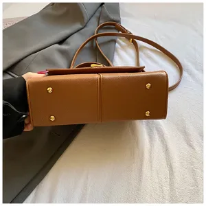 Sac à main bandoulière en cuir PU marron pour femme sac décontracté avec rivets en métal.