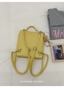 Vue détaillée d'un sac à dos minimaliste pour femme en cuir texturé avec lanières réglables.