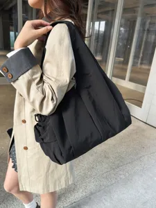 Sac porte-epaule noir en nylon pour femme, grand sac slouchy decontracte quotidien.