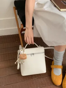 Sac à dos mini blanc chic style coréen en cuir PU sac bandoulière avec pendentif ours.