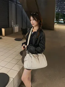 Sac porté épaule minimaliste en nylon pour femme, fourre-tout léger de grande capacité.
