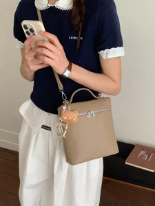 Élégant sac bandoulière minimaliste pour femme, sac à main tendance avec joli pendentif ours.