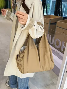 Sac à épaule décontracté en nylon pour femme, grand cabas souple léger pour le voyage.