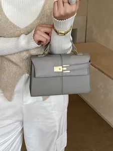 Sac à main minimaliste gris pour femme, élégant sac à bandoulière pour un usage quotidien.