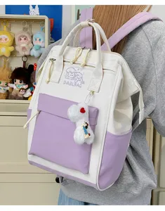 Detailansicht des süßen zweifarbigen Rucksacks mit großem Fassungsvermögen in Weiß und Lila.