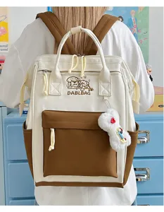 Niedlicher japanischer Kontrast-Rucksack mit flauschigem Anhänger und großem Stauraum.