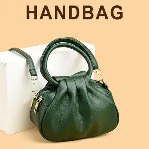 Dunkelgrüne plissierte Cloud Handtasche für Damen, stilvolle Umhängetasche mit Henkel und Tragegurt.