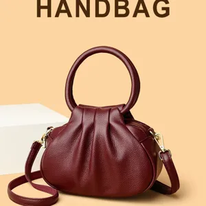 Bequeme weinrote Plissee-Handtasche aus Leder mit rundem Griff und modischer Umhängetasche.