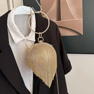 Vue détaillée du sac de soirée étincelant en strass avec poignée ronde et chaîne élégante.