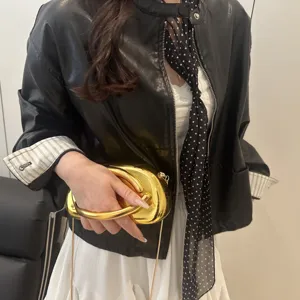 Elegante Clutch mit Metallgriff, modische goldene Abendtasche als Umhängetasche für Damen.