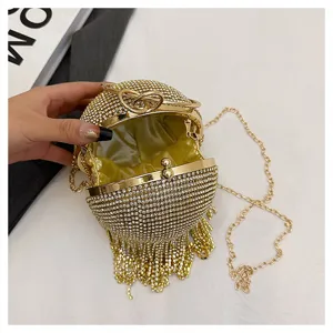 Vue détaillée du sac de soirée sphérique en strass étincelant avec chaîne dorée et fermoir.