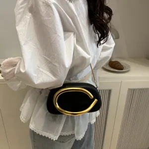 Schlanke schwarze Umhängetasche mit auffälligem goldenen Metallring für Damen stilvoll
