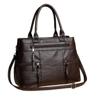 Moderne stijlvolle bruine dames handtas van zacht leer, grote shopper en handige schoudertas.