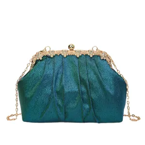 Élégant sac de soirée bleu sarcelle avec fermoir strass doré et chaîne pour femme.