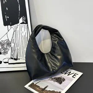 Bolso de mano hobo negro de cuero PU para mujer, bolso de hombro minimalista con asa nudosa.
