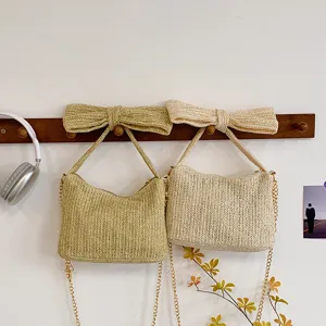 Geflochtene Stroh Umhängetasche für Damen mit eleganter Schleife und Kette für den Sommer.