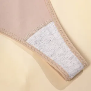 Dettaglio ravvicinato di perizoma da donna senza cuciture, comodo abbigliamento tinta unita.