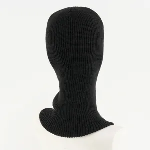 Dettaglio del passamontagna in maglia nera, che mostra la calda consistenza della maschera.