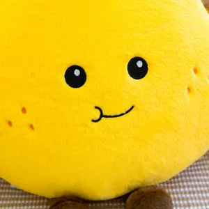 Gros plan detail de oreiller en peluche de mangue jouet fruit cartoon visage mignon