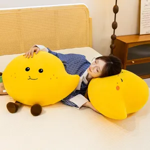 Détail de peluche mignonne de mangue, oreiller en peluche douce pour chambre confortable.