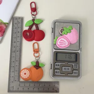 Vista dettagliata di simpatici portachiavi di frutta con misurazione di dimensioni e peso.