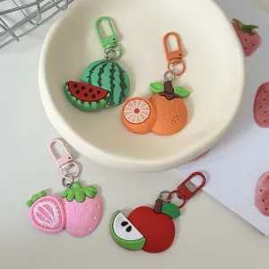Dettaglio portachiavi frutta carino con anguria, arancia, fragola e mela dal design.