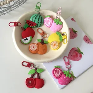 Dettaglio portachiavi frutta carino, ciondolo colorato in silicone per borse e chiavi.