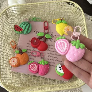 Grazioso set di portachiavi di frutta dopamine con ciondoli di fragola e anguria colorati.