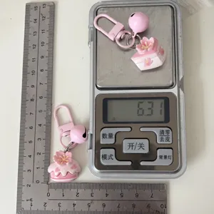 Detailansicht des niedlichen rosa Kirschblüten-Dessert-Schlüsselanhängers mit Messung.
