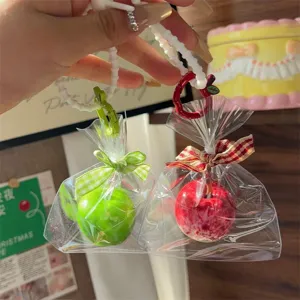 Primer plano de bonito llavero colgante de manzana, accesorio de bolso estilo dopamina.